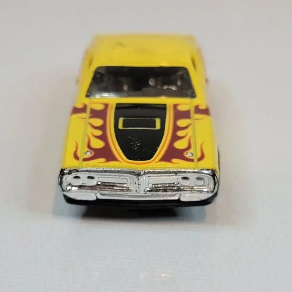 Hot Wheels ‘08 Dodge Challenger SRT8 White / '71 Dodge Charger Red‎ Lines Yellow